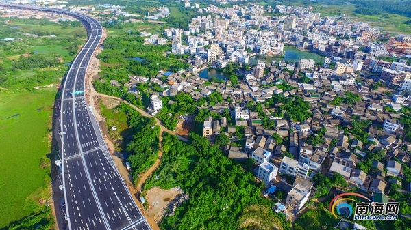 高空航拍海口市海秀快速干道雄姿。記者 張茂 實(shí)習(xí)生 吳英艷 攝